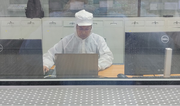 15點，自控事業(yè)部胡曉強在寧波對6.3米BOPET聚酯薄膜生產(chǎn)線做控制優(yōu)化.jpg